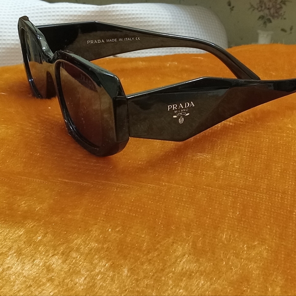 Prada - Picture 2 of 2